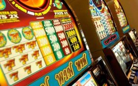 Dealer casino langsung di platform Live Casino ninja878 dengan tampilan mobile
